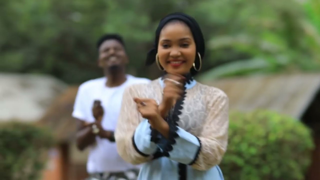 Momy Niger – ALKAWARIN MU DAKE _-_ MOMY NIGER Ft NURA DANFULANI _-_ Original Video 2022