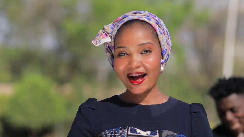 Momy Niger – DUNIYA MAKARANTA_-_ Momy Niger & Kb International _-_New  SONG ( ORIGINAL VIDEO 2021 )