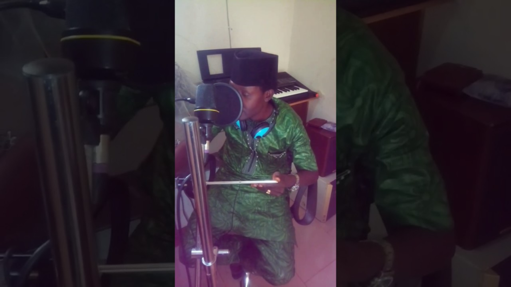 Farfesan Waka – Farfesan waka ( SIRRIN DARRAJA raw audio) recording in the studio